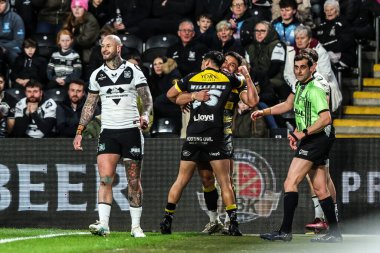 York Knights takımından David Nofoaluma, 27 Şubat 2026 tarihinde İngiltere 'nin Hull şehrindeki MKM Stadyumu' nda oynanan Betfred Süper Lig karşılaşmasında denemesini kutluyor.