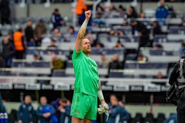 Everton kalecisi Jordan Pickford, 28 Şubat 2026 'da İngiltere' nin Newcastle kentindeki St. James 's Park' ta oynanan Premier League maçında oynanan son ıslık çaldıktan sonra taraftarları alkışlıyor.