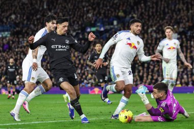 Leeds United kalecisi Karl Darlow, 28 Şubat 2026 tarihinde İngiltere 'nin Leeds kentindeki Elland Road' da oynanan Premier League maçında Tijjani Reijnders 'ın Manchester United' a karşı oynadığı maçta kurtarıyor.