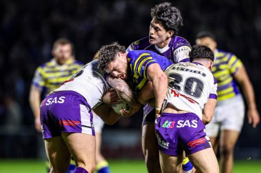 Warrington Wolves 'tan Joe Philbin, Wakefield Trinity' den Jake Trueman ve Wakefield Trinity 'den Jack Sinfield, Warrington Wolves' a karşı Wakefield Stadyumu 'nda oynanan 3.