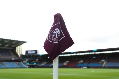 Burnley köşe bayrağı, 28 Şubat 2026 tarihinde Burnley ile Brentford arasında oynanan Turf Moor, Burnley, Birleşik Krallık Premier Lig maçı öncesinde