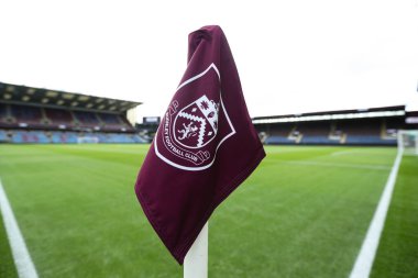 Burnley köşe bayrağı, 28 Şubat 2026 tarihinde Burnley ile Brentford arasında oynanan Turf Moor, Burnley, Birleşik Krallık Premier Lig maçı öncesinde