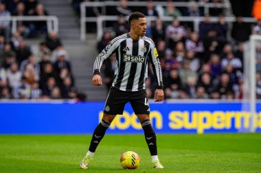 Newcastle United takımından Jacob Ramsey 28 Şubat 2026 tarihinde İngiltere 'nin Newcastle kentindeki St. James' s Park 'ta oynanan Premier League maçı sırasında topu kontrol ediyor.
