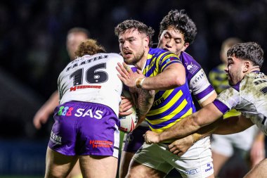 Warrington Wolves 'tan Joe Philbin, Wakefield Trinity' den Jake Trueman ve Wakefield Trinity 'den Jack Sinfield, Warrington Wolves' a karşı Wakefield Stadyumu 'nda oynanan 3.