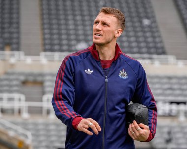 Newcastle United takımından Dan Burn, 28 Şubat 2026 'da İngiltere' nin Newcastle kentindeki St. James 's Park' ta oynanan Premier League maçı öncesinde stadyuma geldi.