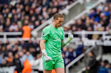 Everton kalecisi Jordan Pickford, Everton 'dan Jarrad Branthwaite' i 28 Şubat 2026 'da İngiltere' nin Newcastle kentindeki St. James 's Park' ta oynanan Premier League maçı Newcastle Untie Everton maçında gol atarken kutluyor.