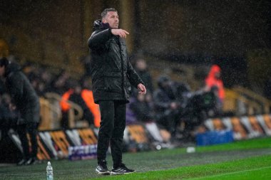 Wolverhampton Wanderers takımının teknik direktörü Rob Edwards, 27 Şubat 2026 'da İngiltere' nin Wolverhampton kentinde oynanan Premier League maçında Wolverhampton Wanderers - Aston Villa maçında takım talimatlarını verir.