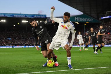 Manchester City 'den Rayan Ait-Nouri ve Leeds United takımından Jayden Bogle 28 Şubat 2026 tarihinde İngiltere' nin Leeds şehrinde oynanan Premier League maçı sırasında top için mücadele ettiler.