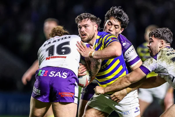 Warrington Wolves 'tan Joe Philbin, Wakefield Trinity' den Jake Trueman ve Wakefield Trinity 'den Jack Sinfield, Warrington Wolves' a karşı Wakefield Stadyumu 'nda oynanan 3.