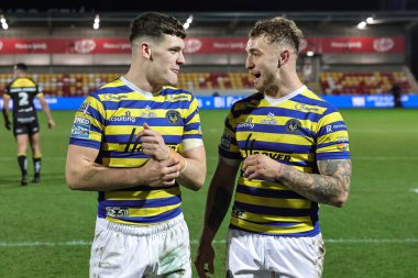 Warrington Wolves 'tan Josh Thewlis ve Warrington Wolves' tan Sam Powell, 6 Mart 2026 'da İngiltere' nin başkenti York 'ta oynanan Betfred Süper Lig 4. tur karşılaşmasında taraftarlarla birlikte galibiyeti kutluyorlar.