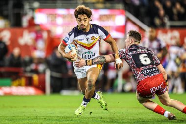 Catalans Dragons 'dan Phoenix Laulu-Togaga, Leigh Leopards' dan Adam Cook 'un 6 Mart 2026' da Leigh Sports Village, Leigh, İngiltere 'deki Leigh Spor Köyü' nde oynanan Leigh Leopards - Catalans Dragons maçında aldığı mücadeleyi savuşturuyor.