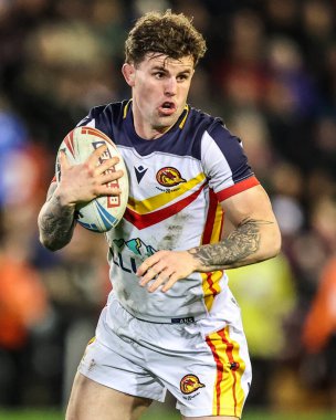 Katalanlı Ejderhalar 'dan Toby Sexton, 6 Mart 2026' da İngiltere 'nin Leigh Spor Köyü' nde oynanan Betfred Süper Lig karşılaşmasında Leigh Leopards ve Catalans Ejderhaları maçında topa vuruyor.