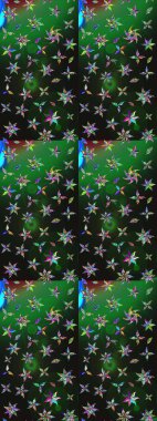 Suluboya elle çizilmiş çiçek desenli eskiz deseni. Parlak renkli fantezi çiçekleri, yapraklar, gri ve yeşil renkli tomurcuklar, gri ve yeşil.