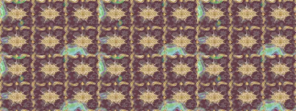 Geleneksel raster ve altın desen. Damask eskiz süsü. Kahverengi renkler üzerinde klasik oryantal desen.
