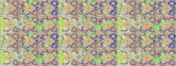 Çiçek süsü kumaş deseni, cam, çiçek desenli altın elementli, nötr renklerde metal. Klasik Raster altın eskiz modeli..