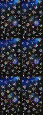 Raster çiçek desenleri çiziyor. Vadinin çiçekleri gri ve mavi renklerde.