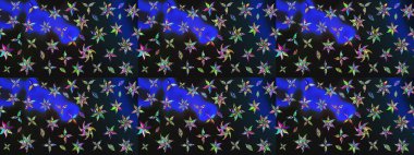 Çiçeksel çizim kalıbının yansıması. Vadinin çiçekleri gri ve mavi renklerde.