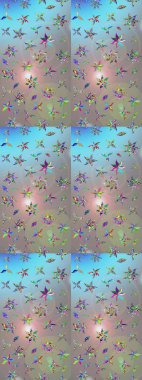 Suluboya, elle çizilmiş. Raster hisseleri. Çiçekler mavi ve gri üzerine. Taslak arkaplan deseni.