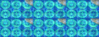 Kar taneleri radyal mavi, yeşil ve nötr renklerde. Renkli arka planda güzel kar taneleri. Raster illüstrasyonu..