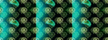 Suluboya çizimi. El çizimi. Çiçeklerle kusursuz desen. Siyah, yeşil ve mavi renkte çiçekler.