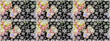 Siyah ve nötr arkaplanda. El çizimi çiçekli, pürüzsüz bir desen. Tekstil, kumaş, ambalaj, hatıra defteri için hoş bir çiçek arkaplanı. Çocuksu tasarım.