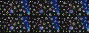 Raster çiçek desenleri çiziyor. Vadinin çiçekleri gri ve mavi renklerde.