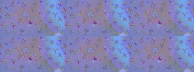 Çiçekli karalama şeklinde Raster çiçek deseni. Yumuşak, bahar çiçekli arka plan. Mor ve mavi renkte çiçekler.