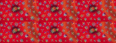 Kırmızı ve turuncu renkli çiçekler. Küçük çiçekte sevimli çiçek deseni var..