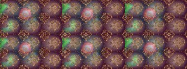 Raster çiçek desenleri çiziyor. Vadinin çiçekleri kahverengi, mor ve gri renklerde.