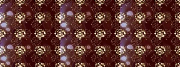 Kahverengi, mor ve bej üzerine altın rengi klasik barok çiçeksiz desenler. Süslü raster dekorasyonu. Lüks, kraliyet ve Viktorya dönemi konsepti. Kahverengi, mor ve bej renklerde altın element.