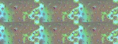 Raster çiçek desenleri çiziyor. Vadinin gri ve bej renkli çiçekleri.