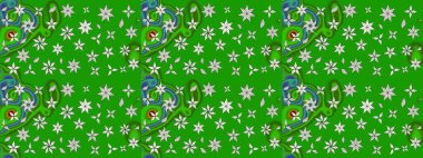 Yeşil ve nötr renklerde parlak çiçekli halı deseni.