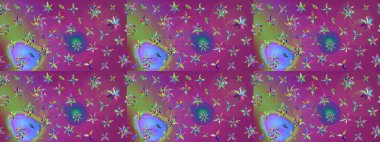 Bir sürü mor ve yeşil soyut çiçekli tropik eskiz deseni. Küçük çiçekteki sevimli çiçek deseni. Varicolopurple ve yeşil raster çizimi.