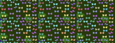 Yeşil ve nötr arka planda renkli kelebek koleksiyonu. Kağıt, kumaş ve ambalaj için uygun. Kart, baskı ve davetiye için basit kadınsı bir model. Robot resim. Raster illüstrasyonu.