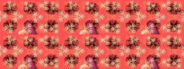 Renkler. Kar tanelerinin soyut arkaplanlı Noel şablonu. Noel ve yeni yıl moda baskıları için tatil tasarımı. Pembe, turuncu ve kahverengi kar taneleri. Raster illüstrasyonu.