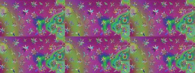 Suluboya elle çizilmiş çiçek desenli eskiz deseni. Parlak renkli fantezi çiçekleri, yapraklar, mor ve yeşil renkli tomurcuklar, mor ve yeşil.