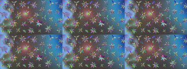 Küçük çiçekteki sevimli çiçek deseni. Varicoloblue ve gri raster çizimi. Birçok mavi ve gri soyut çiçekli tropikal çizim deseni.