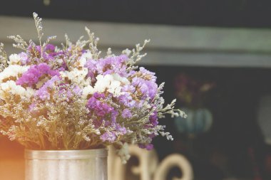 Menekşe Çiçekli Dekoratif Oluklu Çinko Vazonun Kapanışı