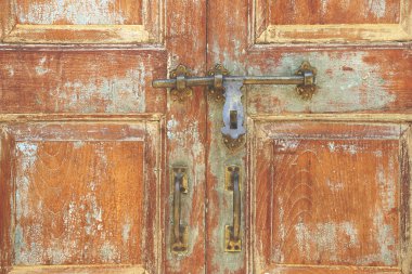 Eski usul Rustik Pirinç Kapı Kolları ve Eski Ahşap Kapı Sürgüsü