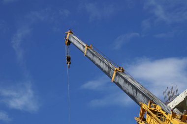 Blue Sky 'a karşı bir inşaat sahasında seyyar bir Crane' in Sarı Teleskopik Kolu