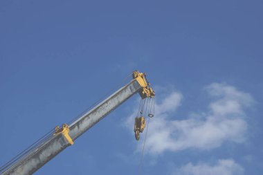 Mavi Gök 'e Karşı Bir Teleskopik Turna Kolu