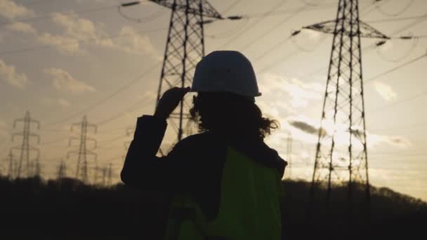 Jovem Mulher Construtor Feliz Jogar Dançar Com Seu Capacete Filmagem — Vídeo de Stock