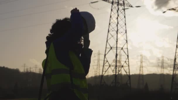 Mujer Joven Constructor Trabajador Con Pelo Rizado Puso Casco Imágenes — Vídeos de Stock