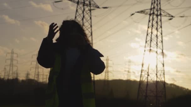 Jeune Femme Constructeur Bonheur Dansant Sautant Avec Son Casque Une — Video