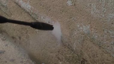 Duvarı yavaş çekimde yıkamak, yüksek basınçlı su püskürtme ve evi temizlemek. Özel mülkiyet kavramının etrafında çalışmak..