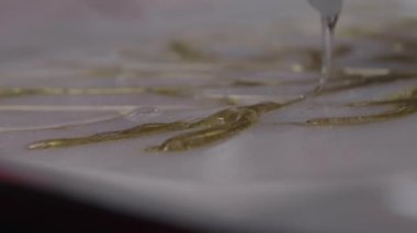 Makro görünüm, sanat eseri tasarımına Sıvı Dökümünü Temizleme - Sanat tasarımı kartpostal son rötuşları. Sonuç ve tamamlama kavramı.