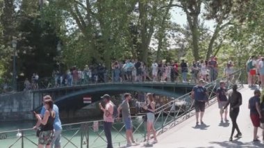 Annecy, Fransa - 1 Mayıs 2021: Fransa 'nın ünlü köprüsü etrafında halka açık bir alanda yürüyen turist. İnsanlar ve salgın sonrası seyahat konsepti.