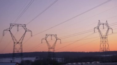 Fransa 'nın doğayla çevrili kırsal kesimindeki elektrik kablolarını indirin. AB 'de enerji sanayii ve elektrik arzı kavramı.