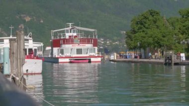Annecy lac, Annecy, Fransa 'da Thiou nehrinin ağzındaki demirli gemi ve nehir kenarının sabit görüntüleri. Güneşli bahar günü.