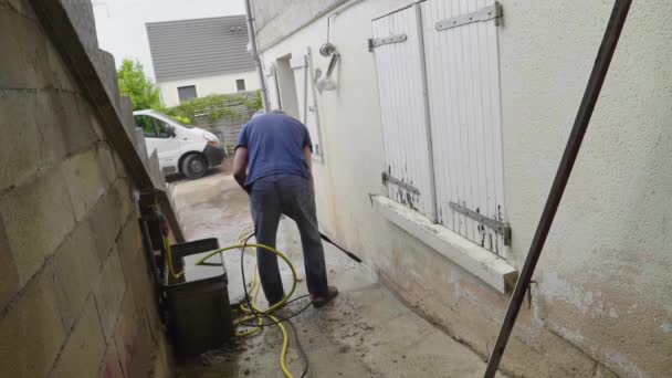 Hombre Caucásico Con Pistola Chorro Agua Lavan Las Paredes Casa — Vídeo de stock